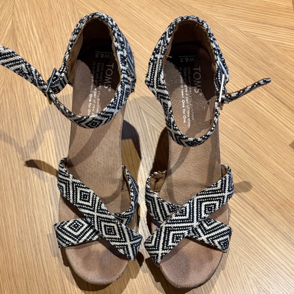TOMS Women's Geometric Black and White Sandals